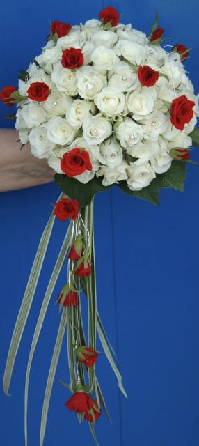 Bouquet romantico bianco con rosine rosse
